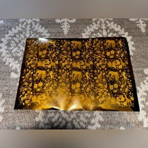 ⭐️Chantecaille Gift Wrap paper⭐️Length 20’ Height 13.5’⭐️